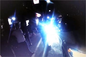 深夜叫囂鬧事不甩警 21名青少年被警帶回