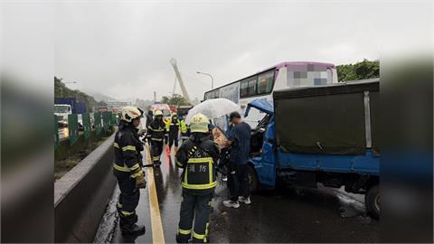 最新／國1北上汐止段嚴重車禍！小貨車追撞國光客運　駕駛無生命跡象