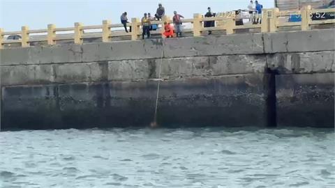 梧棲港北堤疑地面濕滑釣客不慎落海　海巡救生艇出動、僅輕微擦挫傷