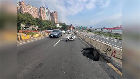 快新聞／驚！淡水「這路段」出現2米寬天坑　交通大打結