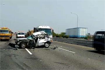 國道四連撞車禍  婦人、貨櫃車駕駛不幸喪命