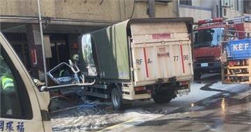 鶯歌驚險車禍！貨車撞斷電桿險衝民宅　駕駛腿骨折送醫