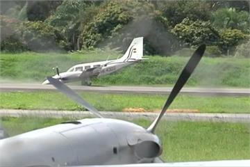 驚險！ 哥倫比亞小飛機迫降 機頭磨跑道冒煙