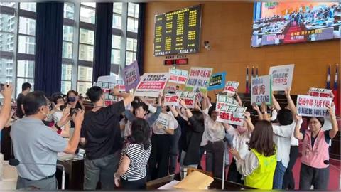 致癌油風波！綠議員議會舉牌　包圍要求盧秀燕道歉衛生局長下台