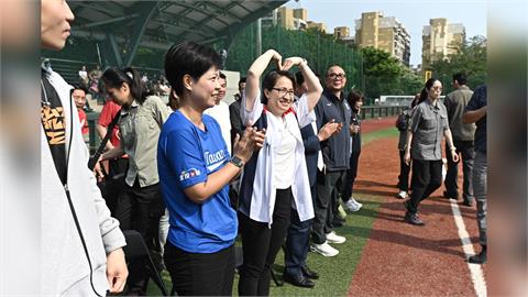 親自下場開球！蕭美琴力挺女壘發展　企業聯賽熱血開打