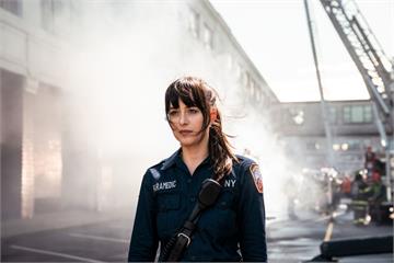 勇奪金酸莓不要哭　珊卓布拉克向達珂塔強生伸出援手