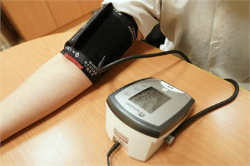 長期頭痛錯當壓力大、睡眠不足！   壯男久久一量血壓已衝150