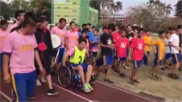 不讓同學留遺憾！全校伴他校慶坐輪椅跑接力最後一棒