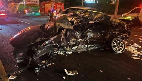 快新聞／國道內壢段凌晨多車追撞「轎車被撞成廢鐵」　4人受傷緊急送醫