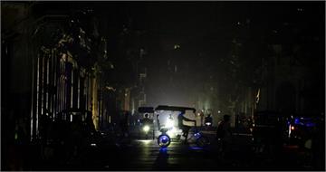 停電次數多到變「老手」！古巴電網再度全面崩潰　搶修中途又故障