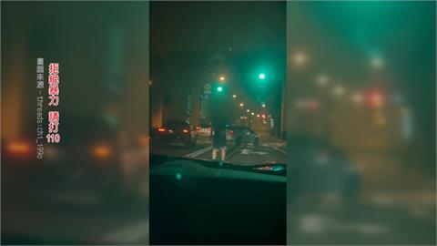 惡意逼車又當街持鐵條、鋸子揮舞叫囂　台中男子下場曝
