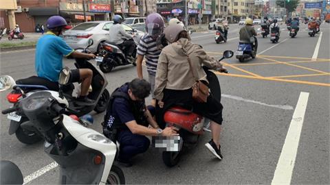 裙襬「咬咬」慘遭後輪吞噬卡死　警搶救化解危機