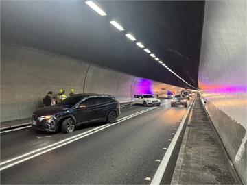 雪隧離奇車禍！　休旅車突鬼切撞轎車　2乘客輕傷