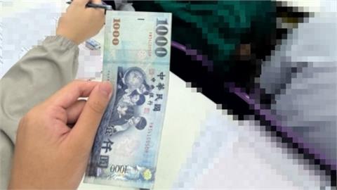 沒錢吃飯的舉手！補習班老師「沿路發1000元」全班嗨翻　網揭真相：30年前就這樣