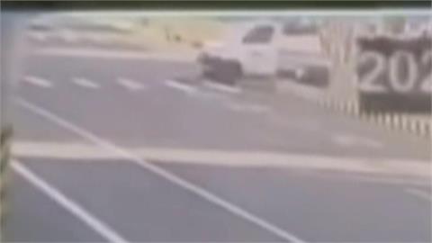 最悲情庇護島！彰南路庇護島迎第十撞　反光桿包圍也無效