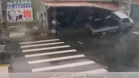嘉義小貨車逆撞路邊５汽機車　衝進民宅！駕駛酒測值０‧４２