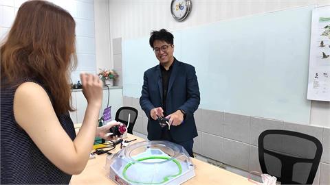 快新聞／糗！蔣萬安蹭戰鬥陀螺喊「Go Shot」被笑翻　沈伯洋曝：我女兒喊Go喵
