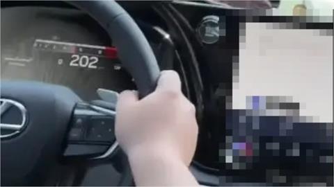 89開轎車上國3「狂飆202公里」蛇行！車身晃不停上傳炫耀…下場GG了