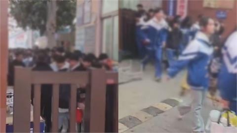 強制留校上課、週末被取消　中國學生集體衝校門反抗