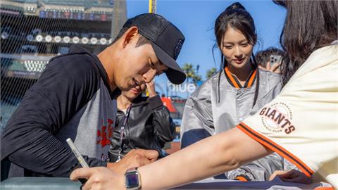 MLB(影)／人帥真好！韓國女團NIMXX為巨人開球「場邊排隊要李政厚簽名」