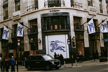 奢侈品寒冬！Burberry全球裁員1700人拚轉型　股價應聲大漲