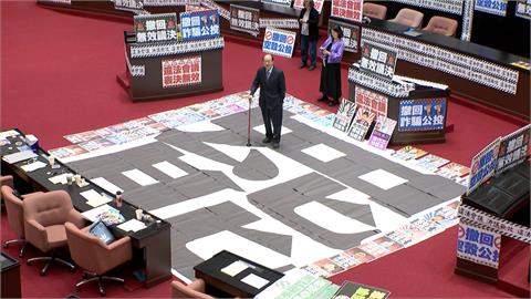 綠守夜48小時佔主席台　反藍白偷渡公投