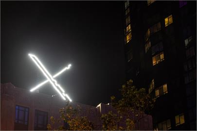 馬斯克總部立「X」招牌亮度破表！黑夜狂閃慘收檢舉「下場曝光」