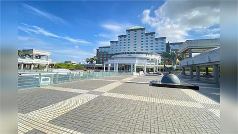 可怕！中年男「想找黃偉哲陳情」竟掏刀自傷　劃頸20公分血濺四處