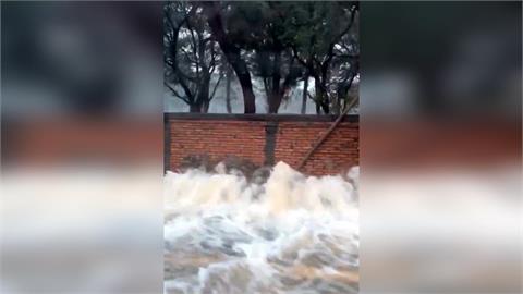 快新聞／豪雨灌新竹！新豐高爾夫球場圍牆倒塌　滾滾洪流畫面曝