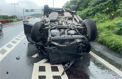 雨天狀況多　視線不良撞飛民眾不治　雨天路面積水害翻車幸無礙