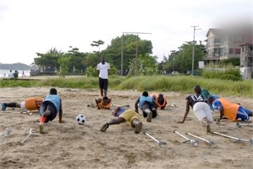 西非「閃亮之星」足球隊 30名身障球員踢出一片天