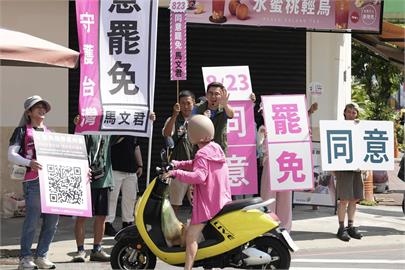 快新聞／扭傷腳踝繼續拚！　卓冠廷赴南投草屯路口「籲罷免馬文君」