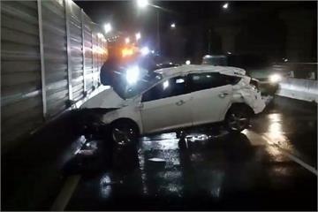 台一線小客車撞護欄 駕駛摔高架橋下送醫