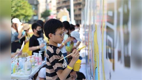 快新聞／高雄輕軌彩繪列車成「移動美術館」　「童畫號」即日起上路