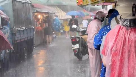 出門帶傘！鋒面夾擊「全台多區雷雨」各地悶熱高溫飆32度