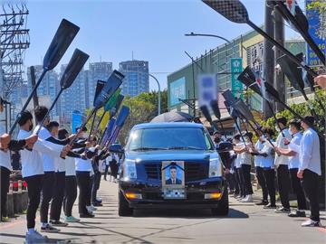 「龍舟天菜」告別式戰友舉槳送別　親母淚訴：小孩是父母身上的一塊肉