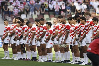 淚崩！　法國橄欖球東京賽送日本隊「安倍晉三」球衣　萬人觀眾默哀致意