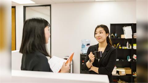 好友進同間公司是禍是福？她分享「1案例」嘆：下班再好好當朋友