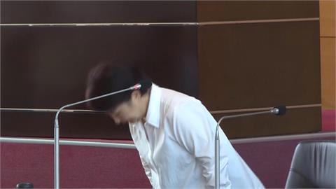 盧秀燕赴議會專案報告豬瘟再鞠躬致歉　綠議員不買單！怒摔報告書批「漏洞百出」