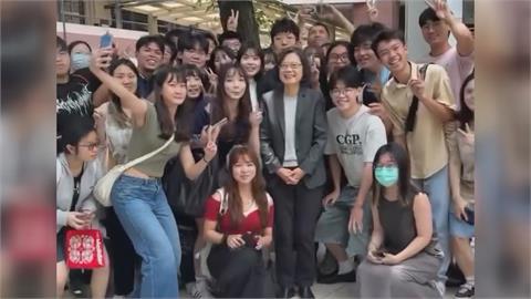 小英旋風席捲北醫大 學生握手嗨喊:我不要洗手