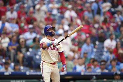 MLB(影)／費城狂風暴雨水手翻船！「洗襪伯」扛出第45轟超越大谷獨居國聯雙冠王