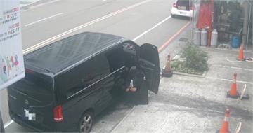 女駕駛「長裙掩護」路邊炸屎留一坨！　監視器全拍下網驚呆