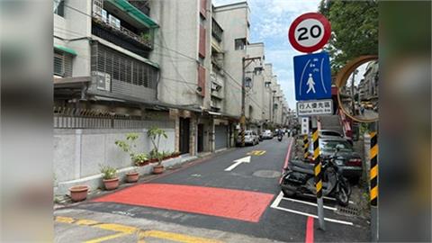 新北市馬路「突多一大塊紅色」用途為何？交通部曝3作用…違規恐噴3萬6