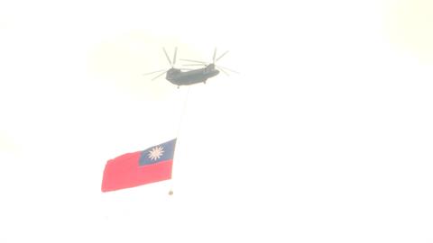 國慶空中預演震撼登場　運輸直升機懸巨幅國旗飛越總統府