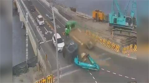花蓮大橋怪手翻覆！　13噸怪手翻覆車道　對向小客車急煞