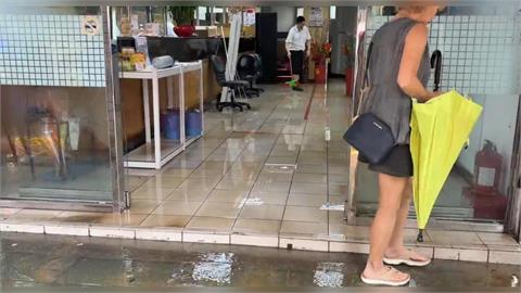快新聞／豪雨狂炸北市內湖！這銀行慘遭水淹　櫃子、文書泡爛...