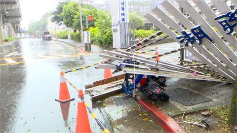 台北市狂颳10級強風　內湖成功路圍籬倒塌壓壞機車
