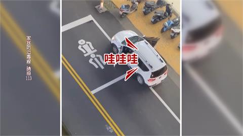 夫妻吵架持球棒街頭對峙！　放任孩童車上狂哭