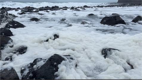 澎湖西嶼冬季奇景！「小門吹雪」登場　浪花泡泡如置身雪地世界