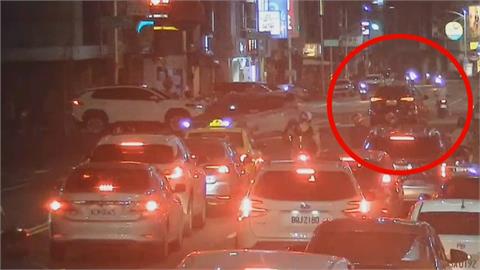 高雄嚴重車禍！男子不明原因倒臥慢車道　遭左轉車撞上送醫不治